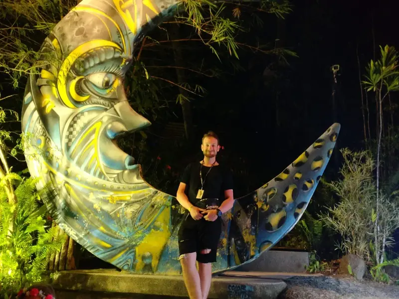 Half Moon Party - Image 1