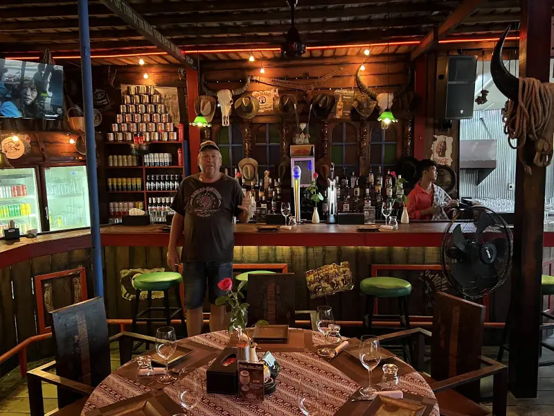 Outlaws Saloon - Image 5