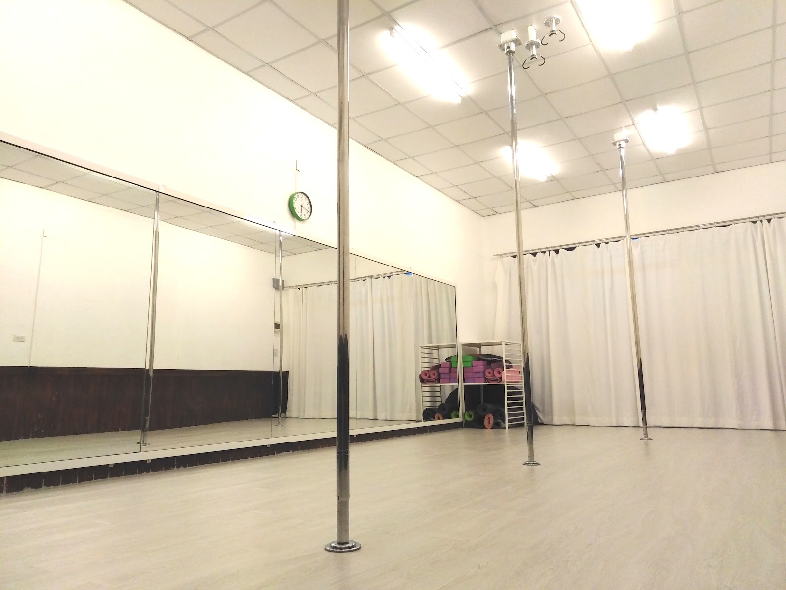 Pole Dance Studio - Image 2
